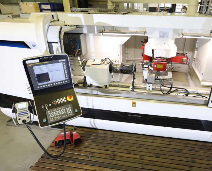 Schleifmaschine zur hochpräzisen Oberflächenbearbeitung eines Bauteils