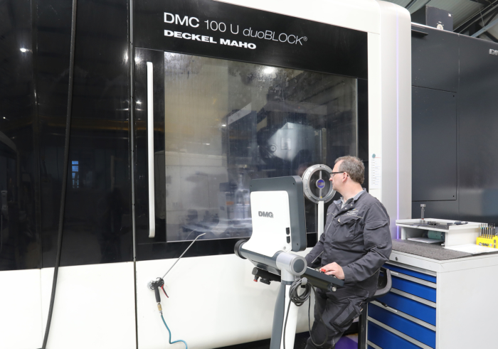 CNC-Bearbeitung eines Werkstücks in der industriellen Fertigung