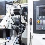 CNC-Dreh-Fräszentrum bei der Bearbeitung eines rotationssymmetrischen Bauteils mit Roboterautomation
