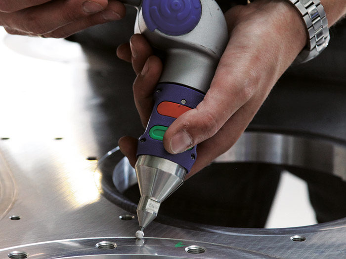 Manuelle Messung eines Bauteils zur Erstellung kundenspezifischer Prüfdokumentation