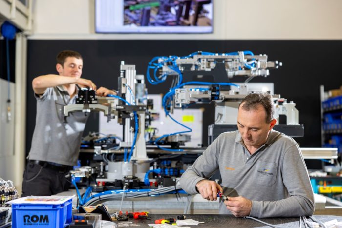 Montage und Feinjustierung einer komplexen Baugruppe in der End-to-End-Fertigung von Wassermann Technologie.