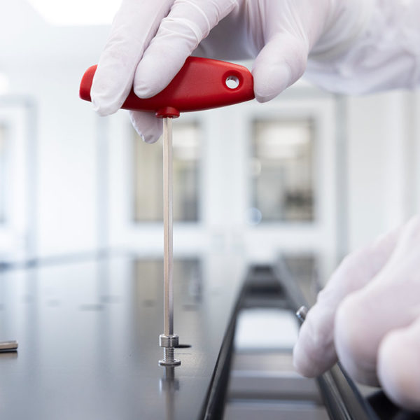 Mechanische Montagedienstleistungen für Baugruppen und Funktionseinheiten im Reinraum