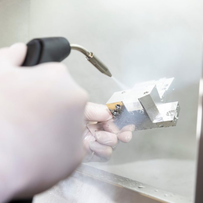 Reinigung von Bauteilen mit Heißdampf